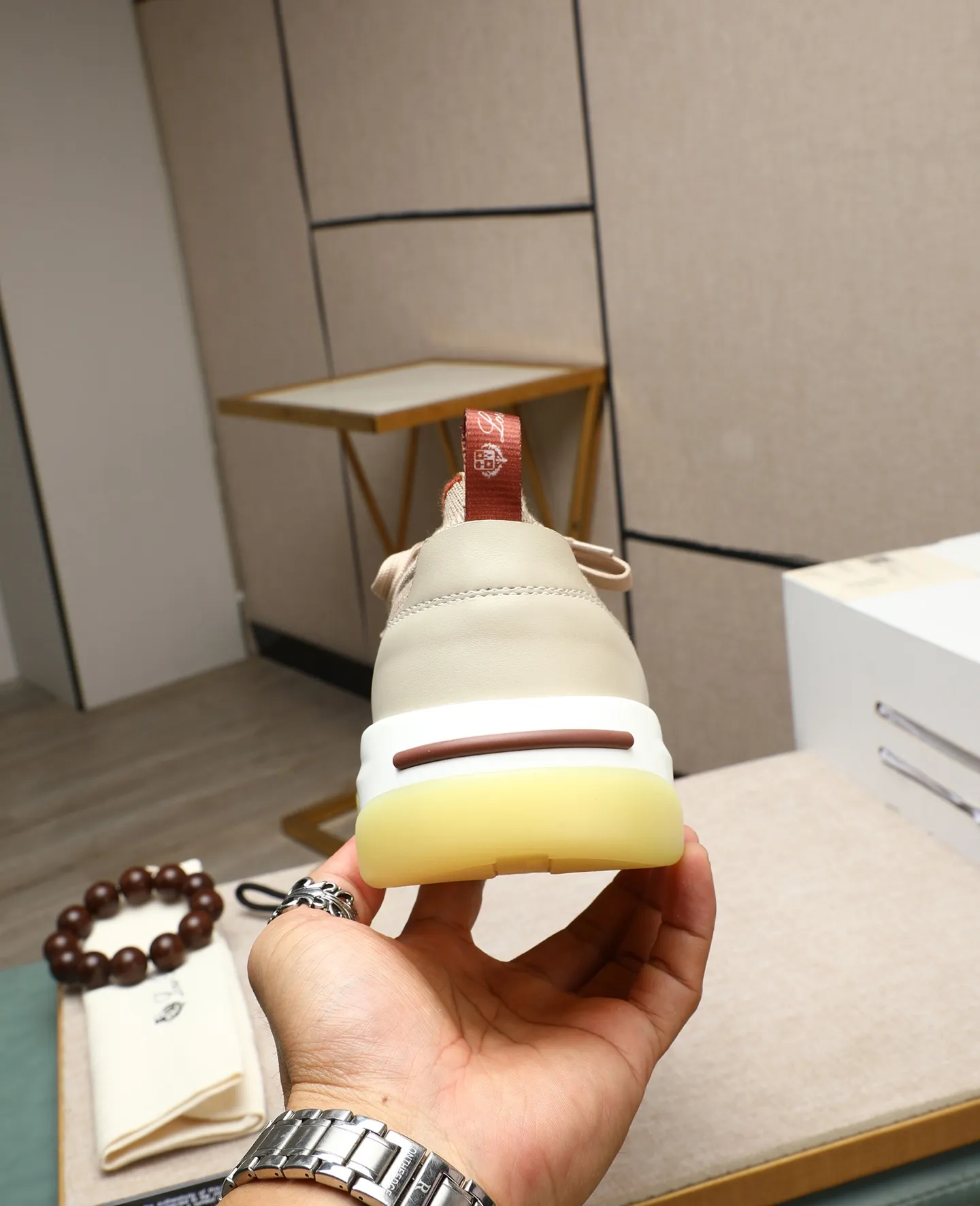 Men's shoes 💰620 🔥𝐥𝐨𝐫𝐨 𝐏𝐢𝐚𝐧𝐚 lp classic loafers, an Italian treasure brand, the only brand that can match Hermès! Only after wearing it do we realize that we can’t live up to our feet. The upper is made of imported first-layer cowhide with breathable fly-knit fabric, water-dyed cowhide foot pads, and the official original glass rubber outsole and pendant. Exclusive original packaging (tag ➕ brand paper ➕ outer box ➕ hand bag) code number: 38-44. Can be customized 45-46